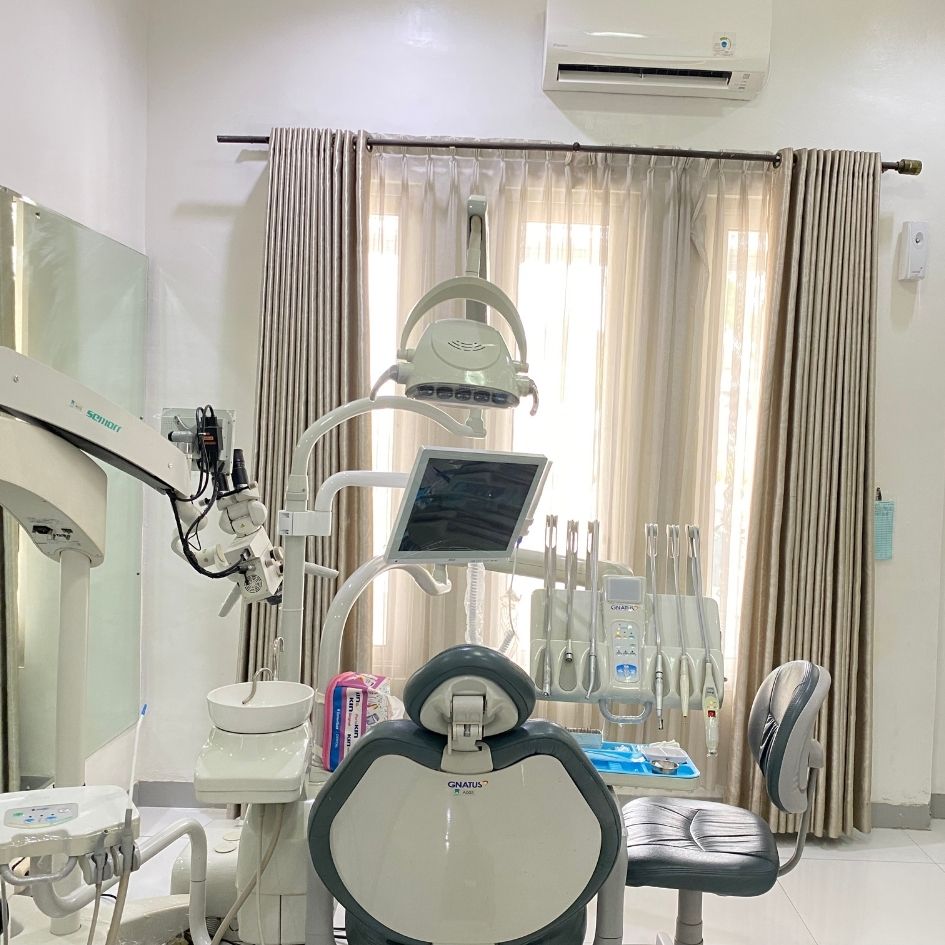 Ruang perawatan dokter gigi modern di klinik gigi Sleman yang higienis, terang, dan menenangkan untuk pasien