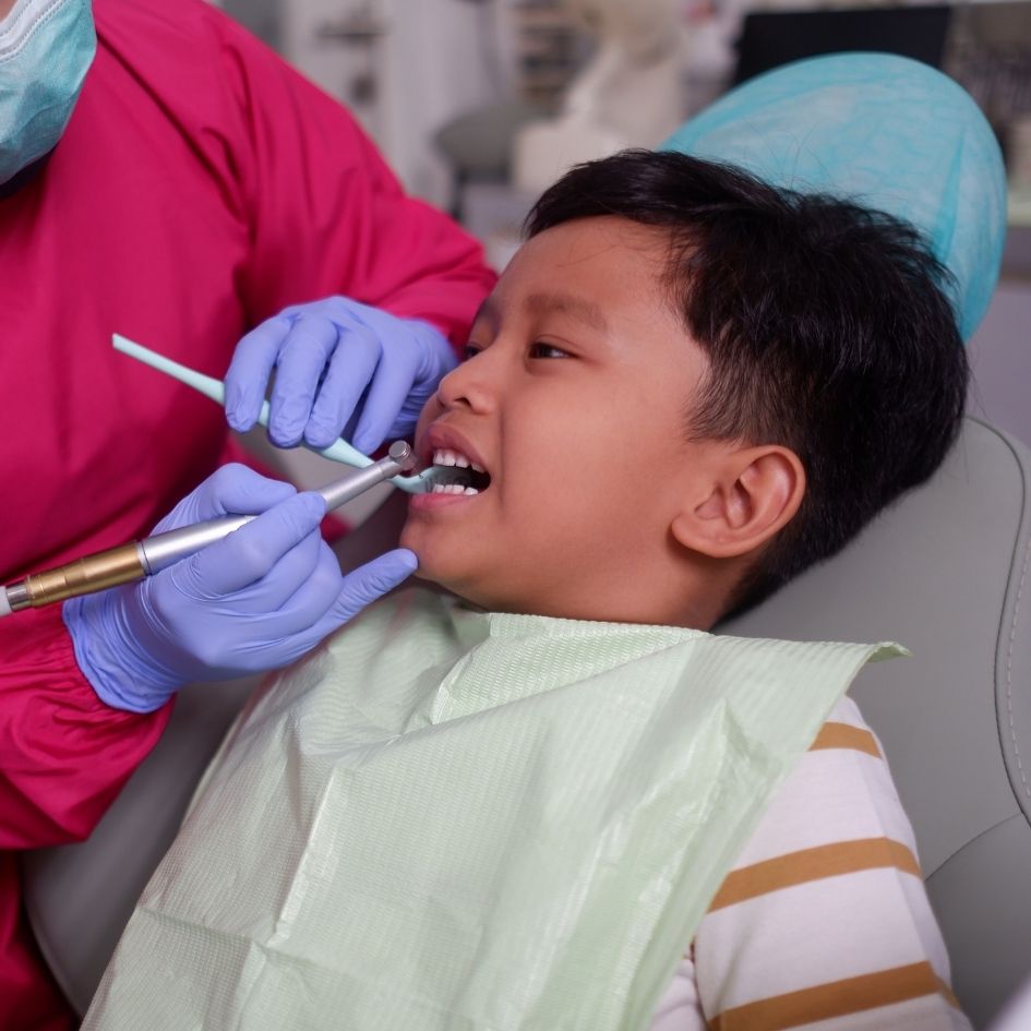 Balita Indonesia tersenyum ceria dan berani saat melakukan kunjungan pertama ke dokter gigi anak jogja di Syaify Dental
