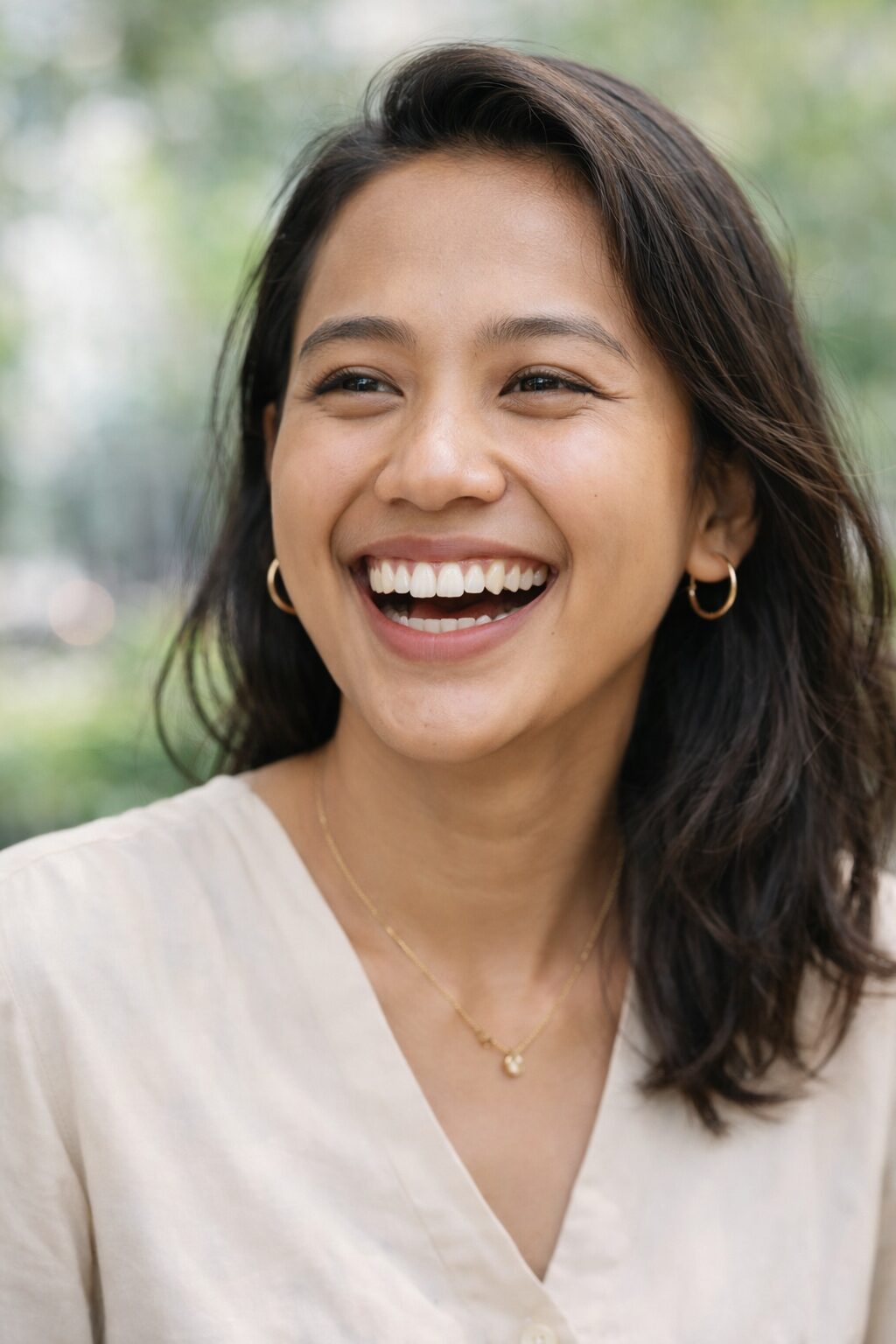 Wanita Indonesia merasa lega setelah mengonsumsi obat sakit gigi yang aman di rumah sebelum ke Syaify Dental