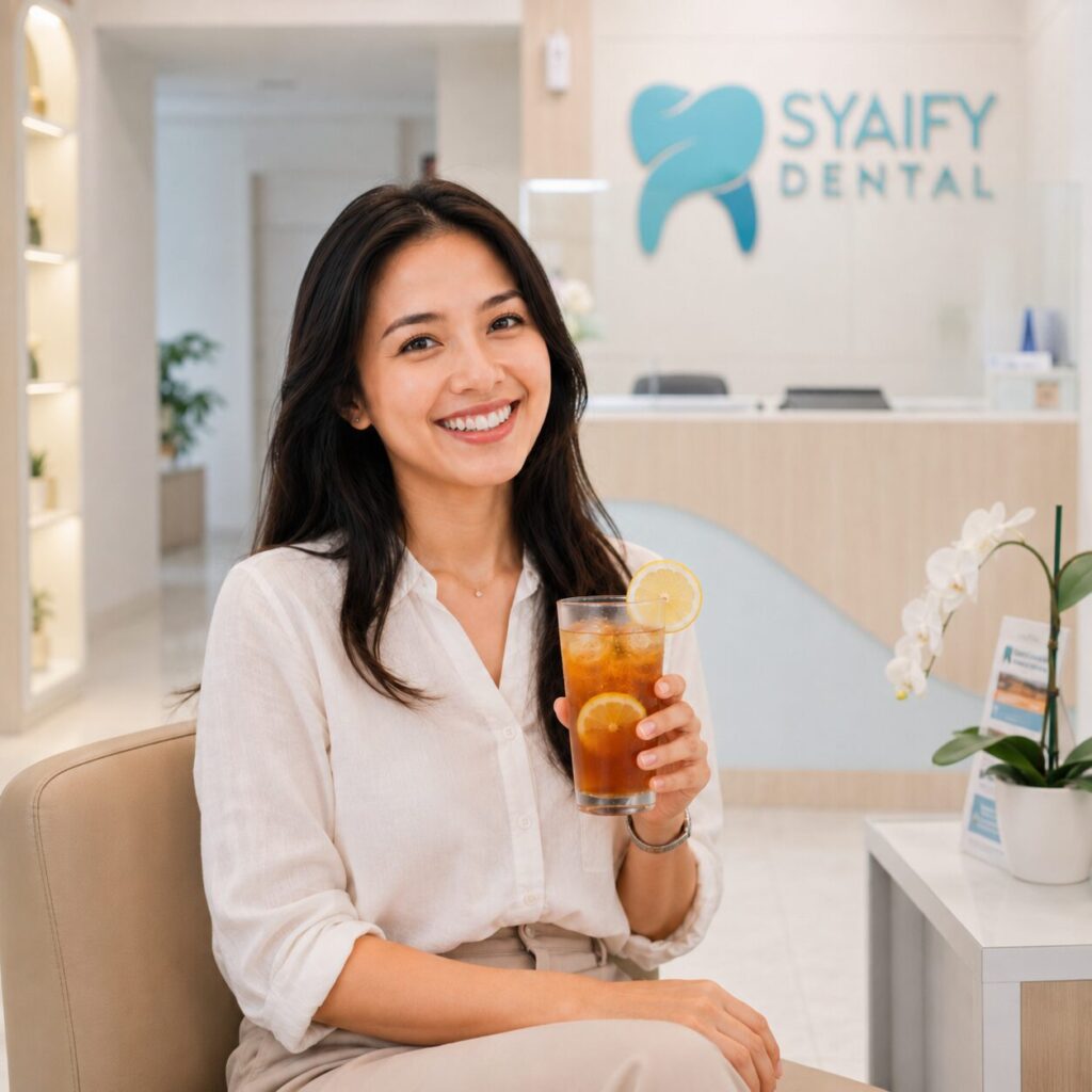 Wanita Indonesia tersenyum percaya diri dengan gigi bersih bebas karang gigi di Syaify Dental Yogyakarta
